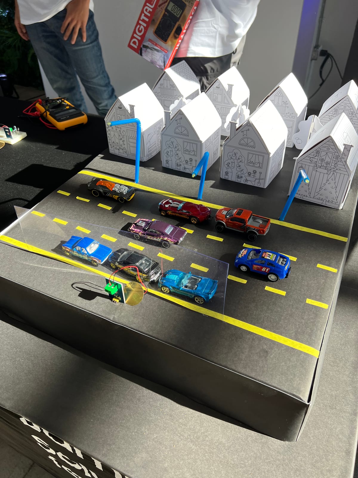 Maqueta de una ciudad con calles, autos y casas de cartón construida por un equipo participante